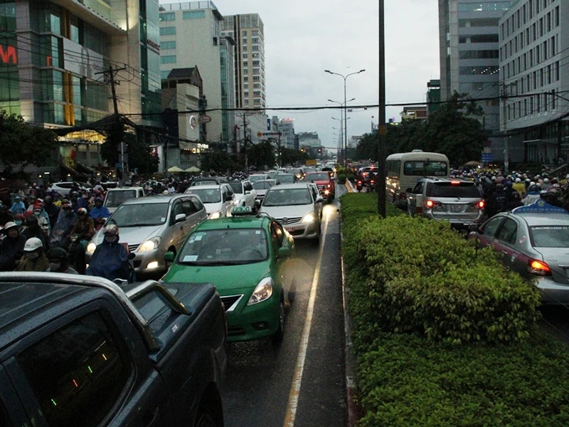 Hàng trăm xe ô tô khó xếp hàng nhích từng phân một 